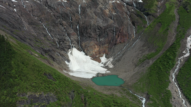 云南迪庆雨崩村冰湖梅里雪山自然风光