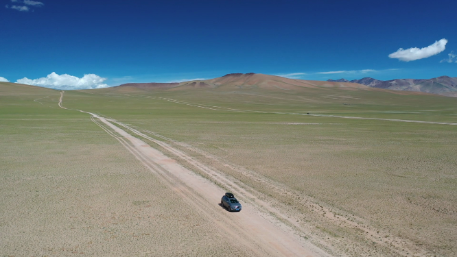 航拍在广阔的西藏阿里藏北高原汽车越野自驾游