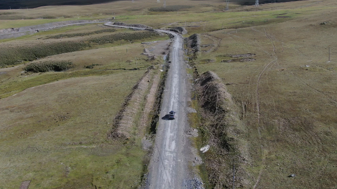  四川甘孜高尔寺山山谷森林公路自驾游