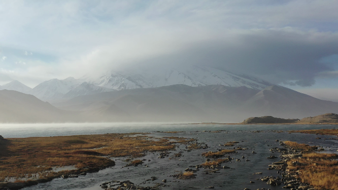 新疆卡拉库里湖慕士塔格峰雪山风光