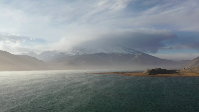 新疆卡拉库里湖慕士塔格峰雪山风光