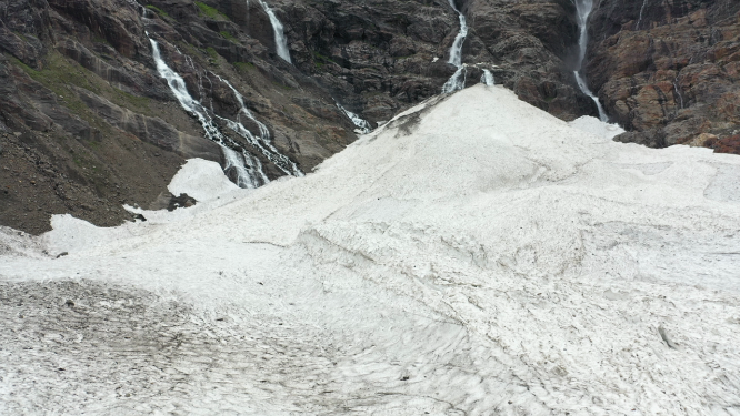 云南迪庆雨崩村冰湖梅里雪山自然风光