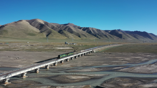 航拍青海可可西里青藏铁路线火车