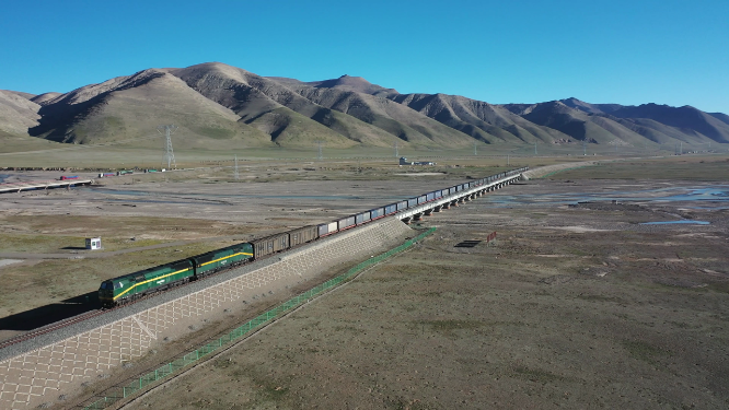 航拍青海可可西里青藏铁路线火车