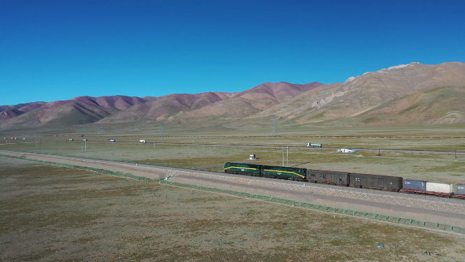 航拍青海可可西里青藏铁路线火车