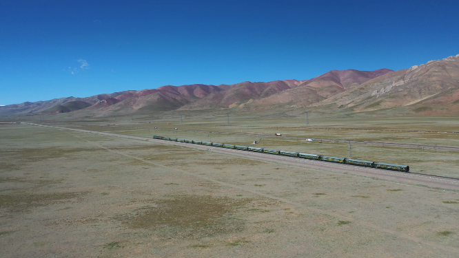 航拍青海可可西里青藏铁路线火车