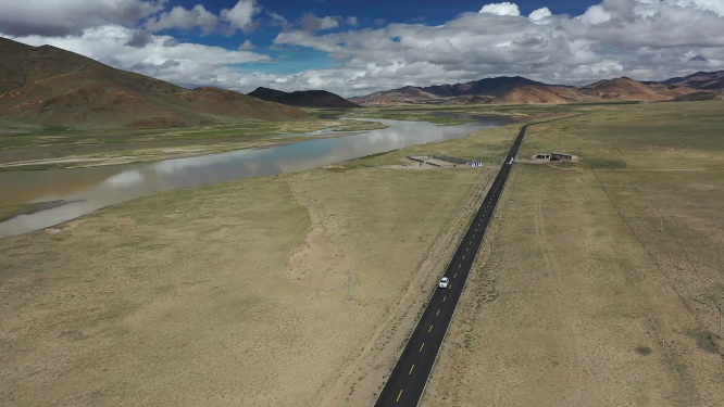 西藏G219新藏线行驶在高原无人区