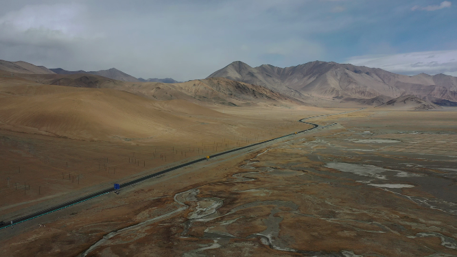 中巴公路在新疆帕米尔高原慕士塔格峰山脚下经过