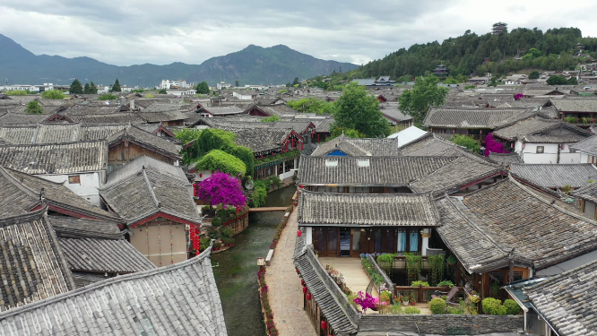 云南丽江古城大研古镇流水瓦片屋顶