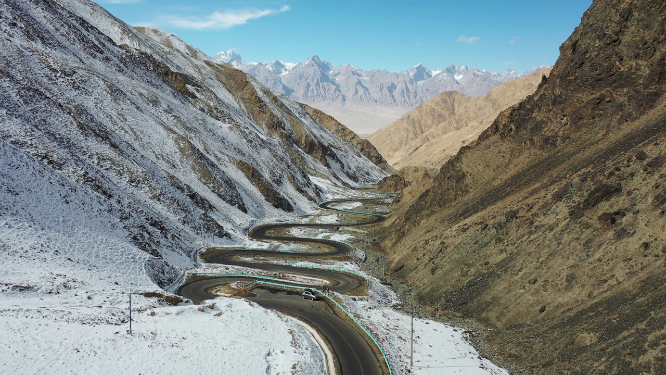 新疆塔什库尔干盘龙古道雪山公路