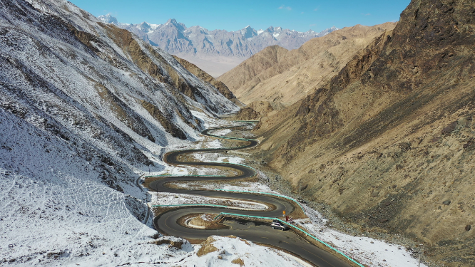 新疆塔什库尔干盘龙古道雪山公路