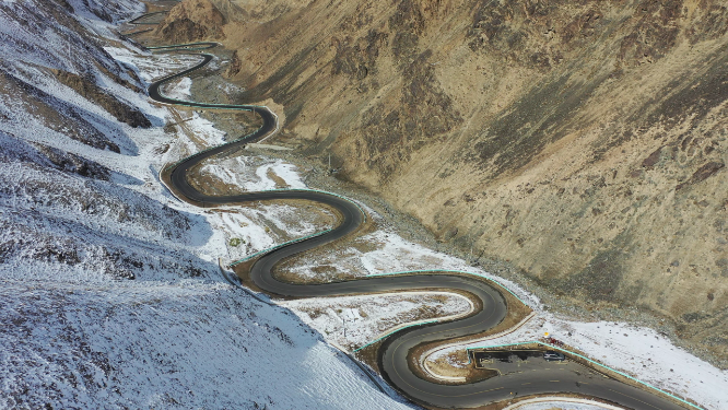新疆塔什库尔干盘龙古道雪山公路