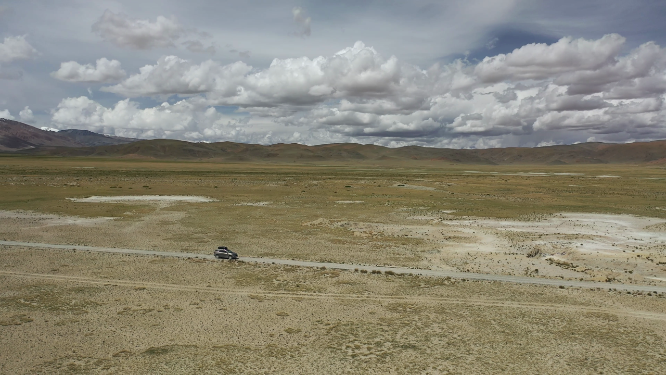 航拍西藏阿里环线羌塘高原草原汽车越野自然风光
