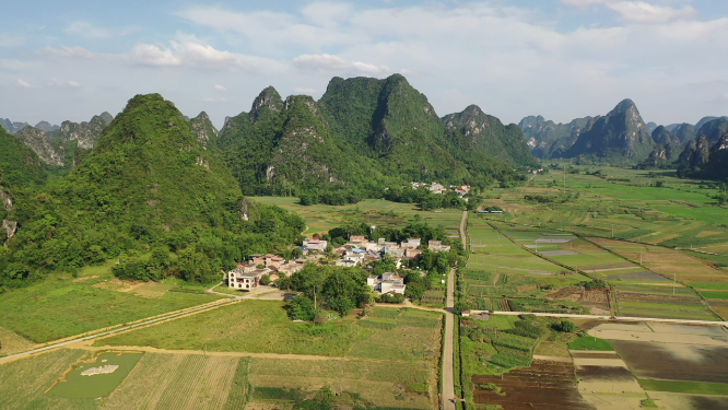 广西崇左喀斯特地貌峰林自然风光航拍
