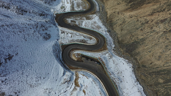 新疆塔什库尔干盘龙古道雪山公路