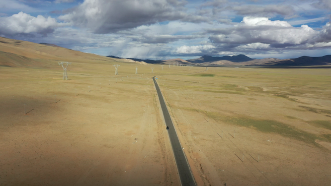 西藏新藏线G219公路在一望无际的高原上