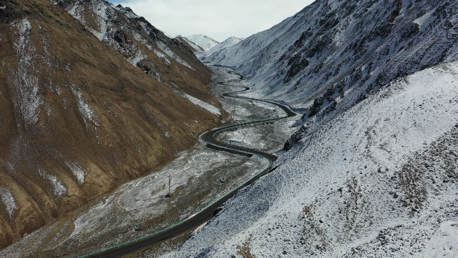 新疆塔什库尔干盘龙古道雪山公路