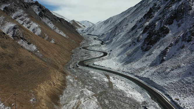 新疆塔什库尔干盘龙古道雪山公路