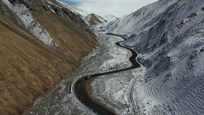 新疆塔什库尔干盘龙古道雪山公路