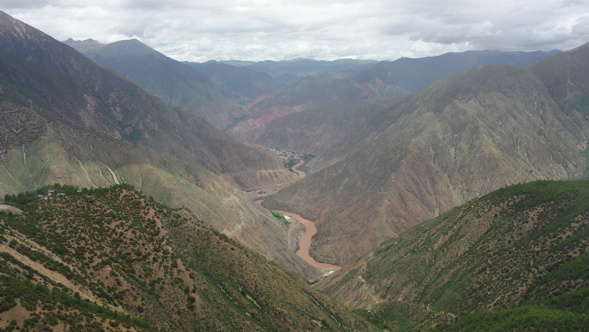 G318川藏线草原山谷青藏高原公路自驾游