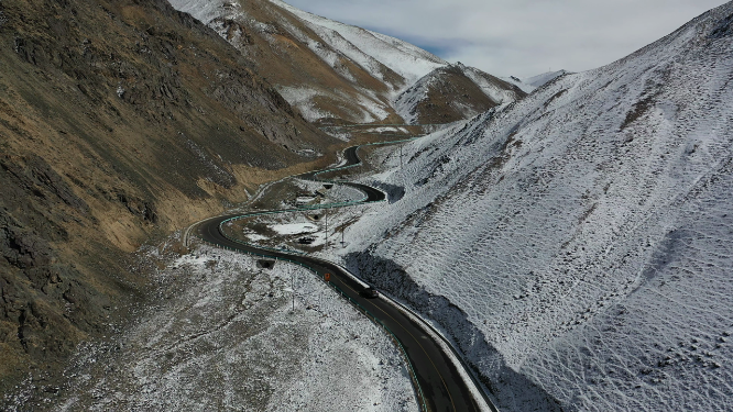 新疆塔什库尔干盘龙古道雪山公路