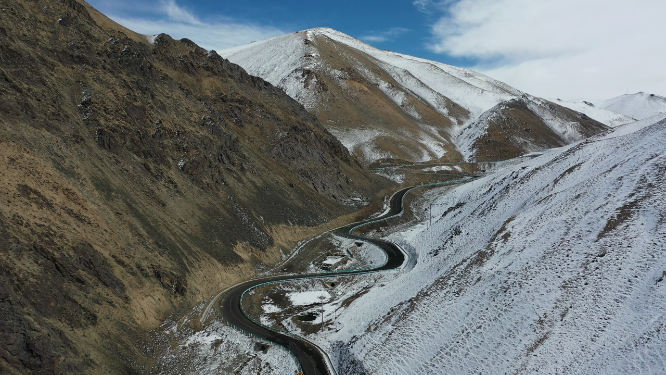 新疆塔什库尔干盘龙古道雪山公路