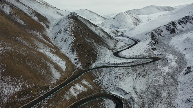 新疆塔什库尔干盘龙古道雪山公路