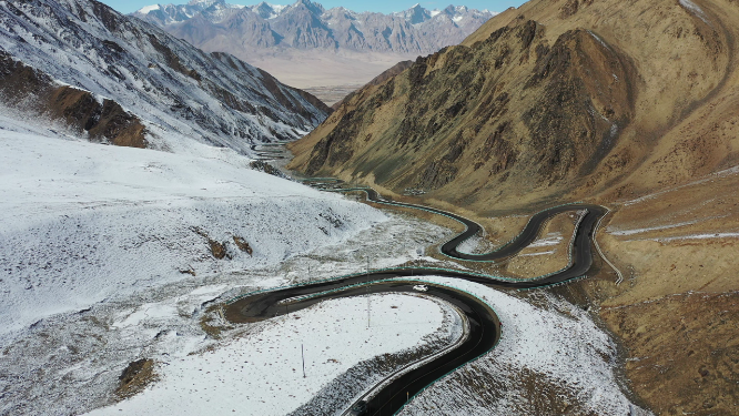 新疆塔什库尔干盘龙古道雪山公路