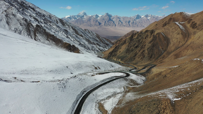 新疆塔什库尔干盘龙古道雪山公路