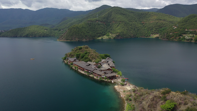 航拍云南丽江泸沽湖里格村里格半岛湖泊自然风光