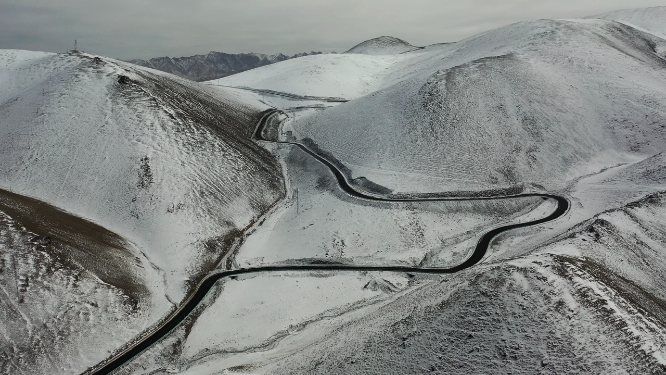 新疆塔什库尔干盘龙古道雪山公路