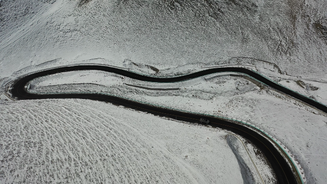新疆塔什库尔干盘龙古道雪山公路