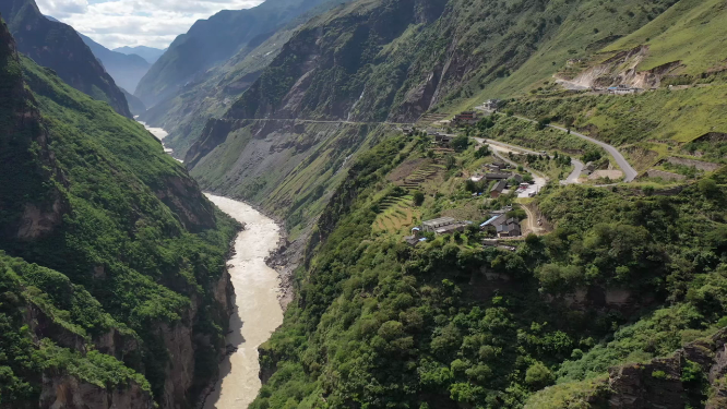 云南虎跳峡金沙江公路交通自然风光