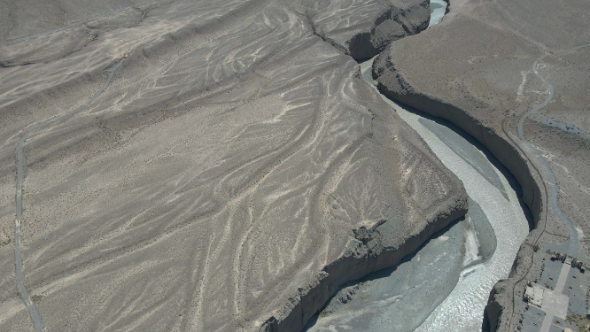 河西走廊甘肃嘉峪关讨赖河大峡谷中低空掠过 