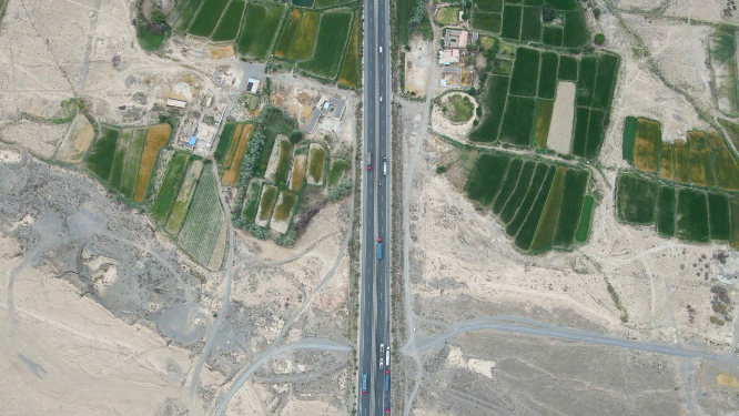 河西走廊甘肃张掖连霍高速与沙漠里的绿洲