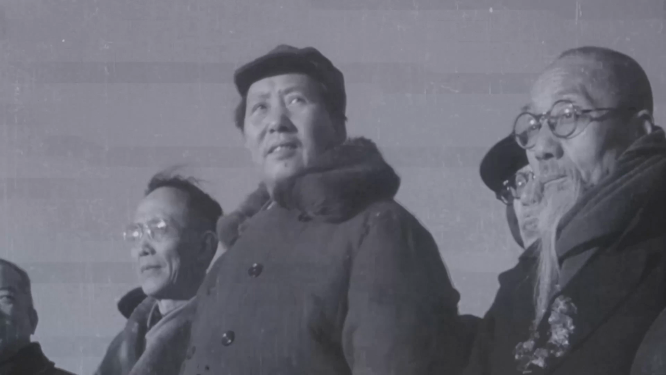 毛泽东主席与民主人士合影留念 