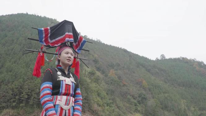 少数民族唱歌弹奏乐器
