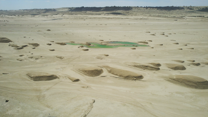 沙漠戈壁里的一汪清泉
