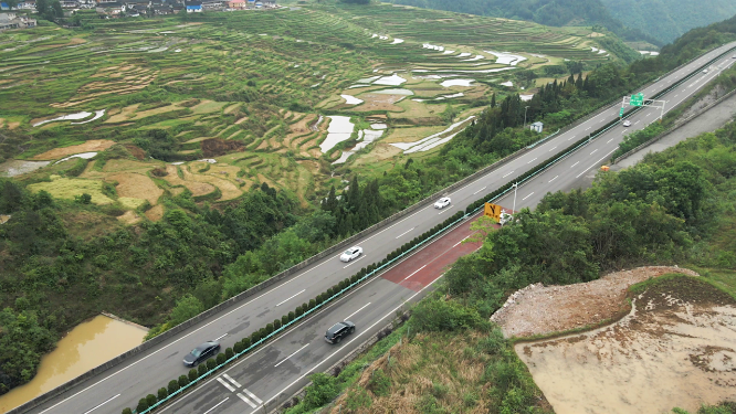 梯田与高速公路