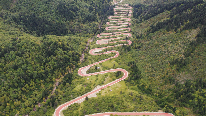 山间的盘山公路
