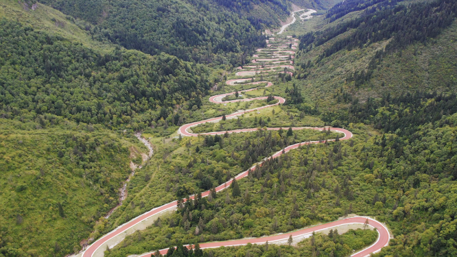 山间的盘山公路