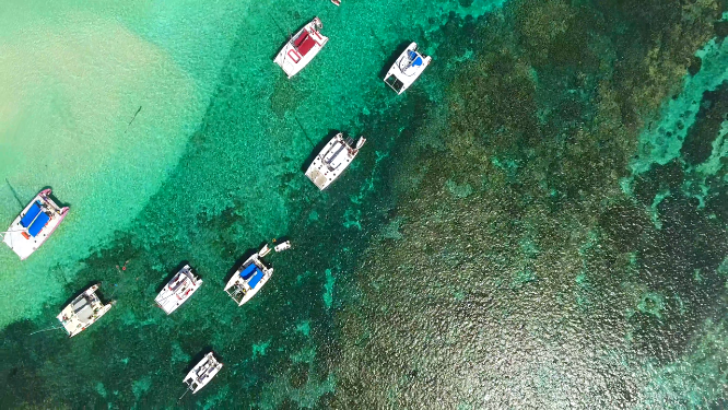 4k俯拍大海珊瑚海船只