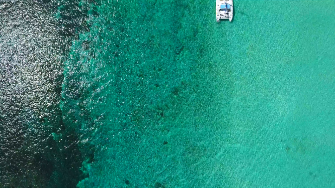 4k俯拍清澈大海海面海水
