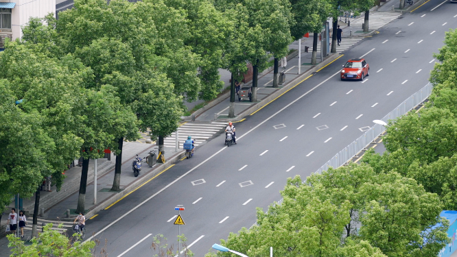 4k城市街道行驶的mini轿车