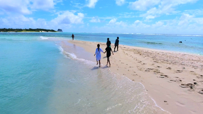 4k女孩闺蜜牵手在沙滩上奔跑