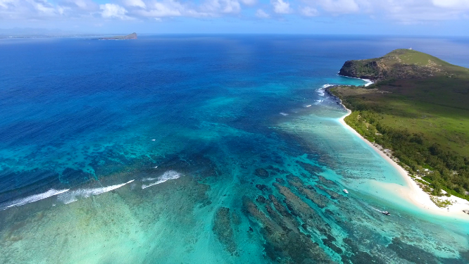 4k航拍大海海岛岛礁
