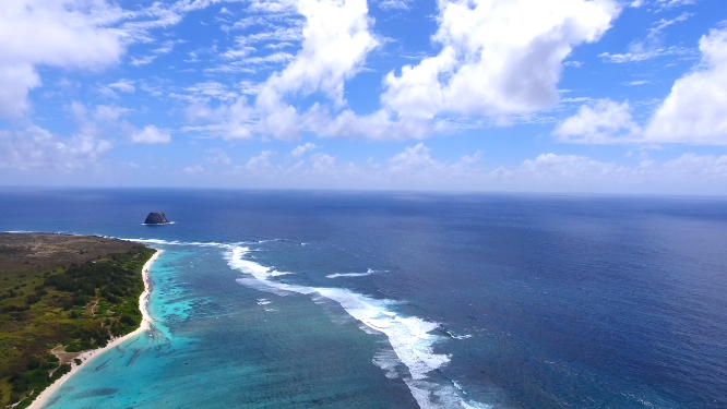 4k航拍蔚蓝大海海浪