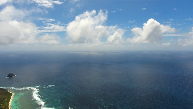 4k航拍高空碧海蓝天-摇镜头