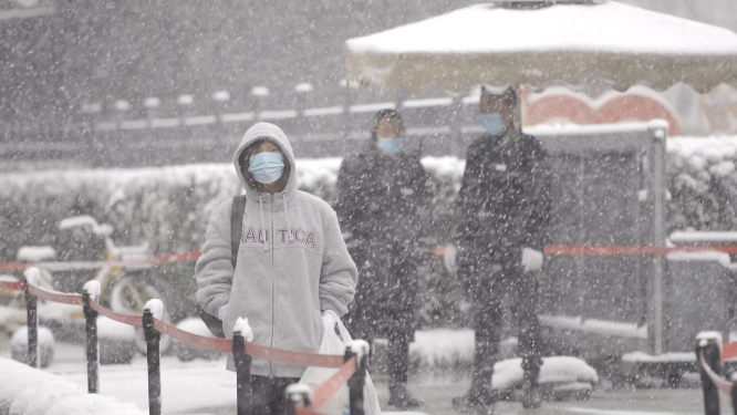 下雪天一个人孤独等待 
