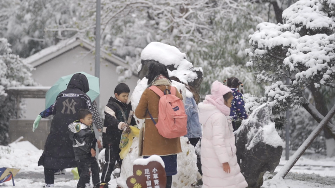 下雪天一家人在堆雪人 